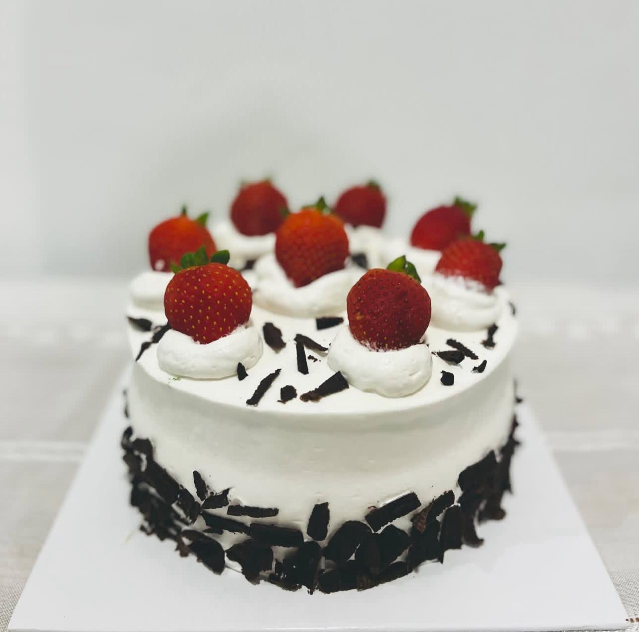 1kg Chocolate cake with Strawberries