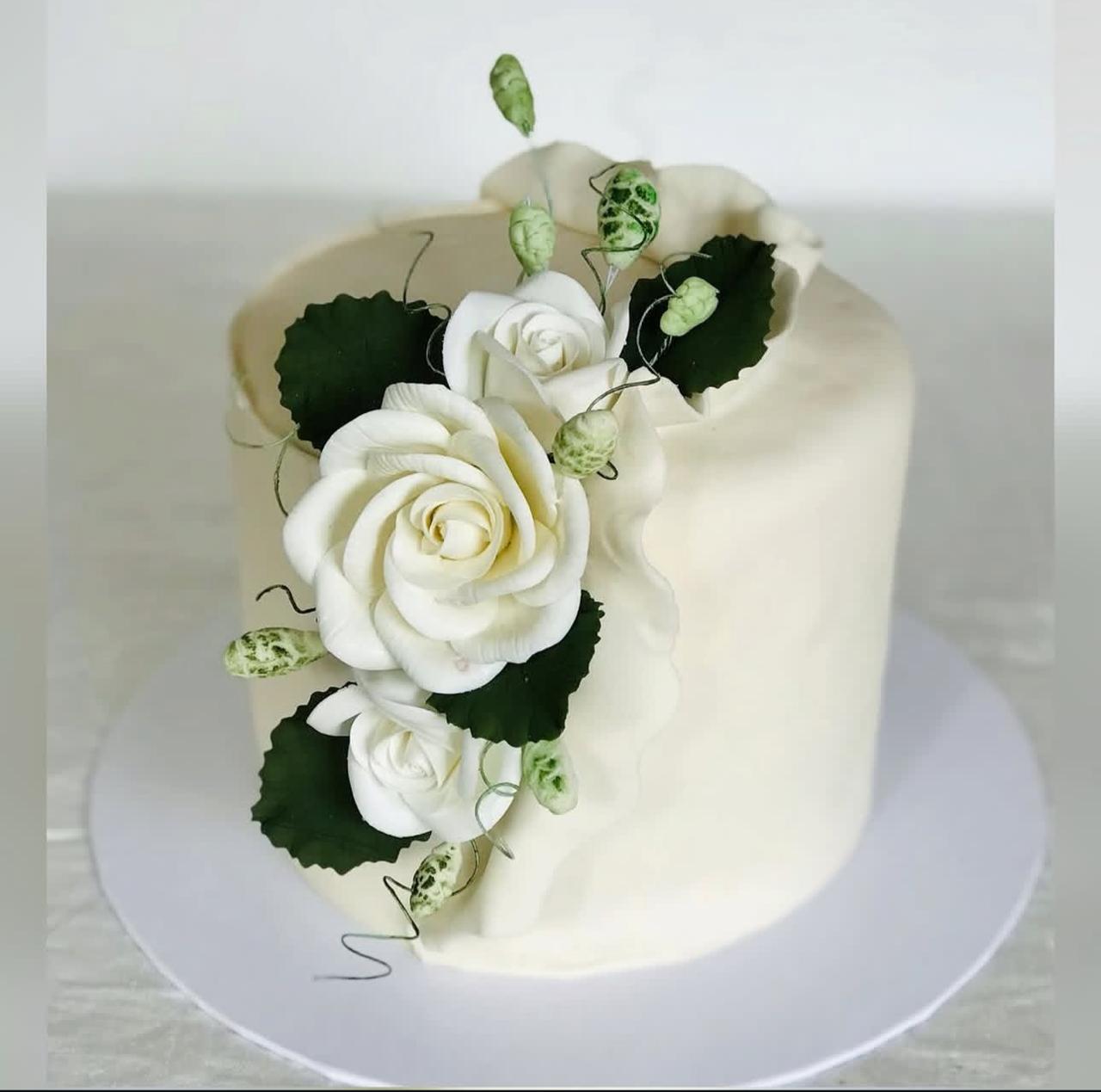 1kg ribbon cake with sugar flowers