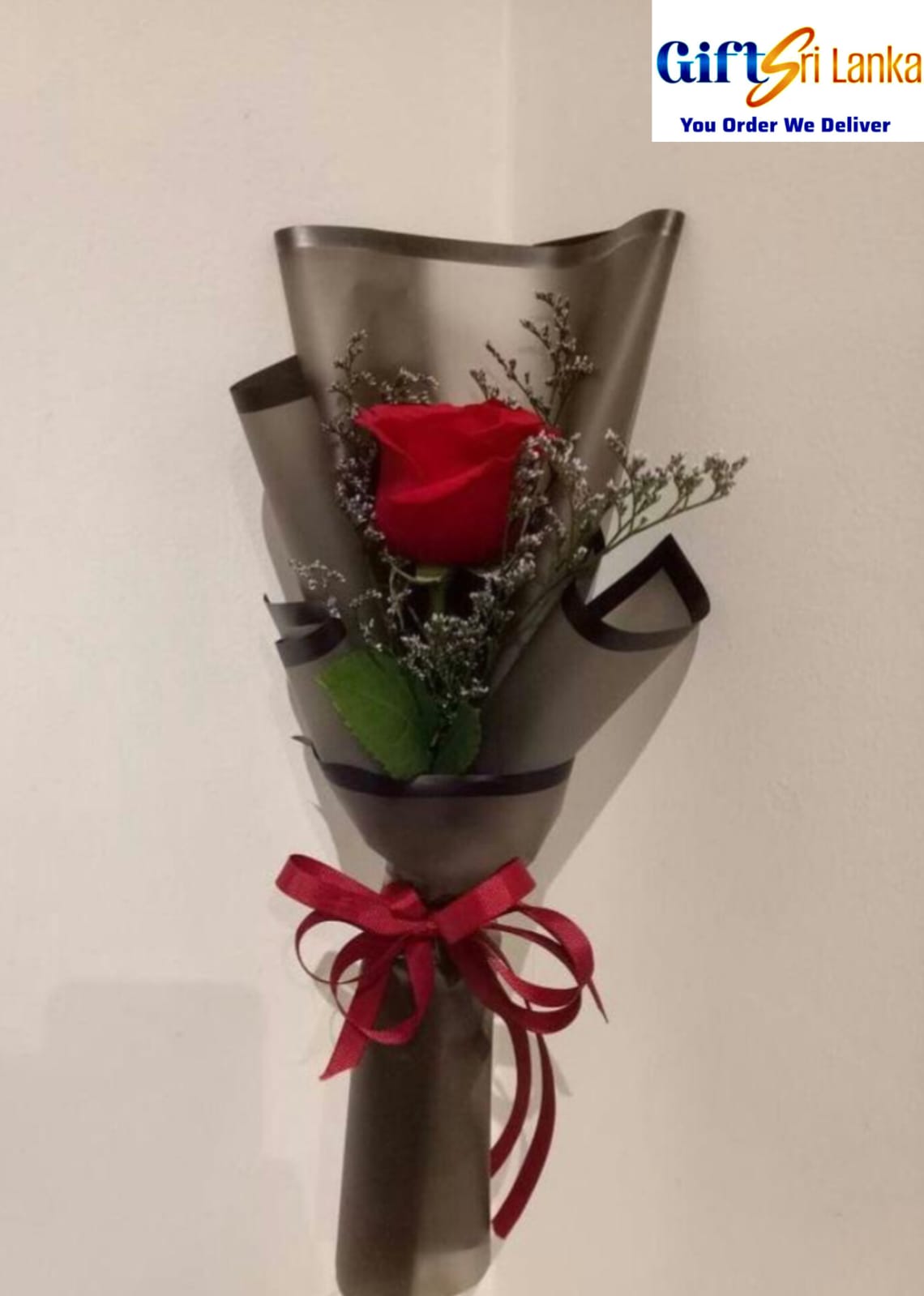 Single Red Rose Bouquet with Limonium – Minimal & Romantic